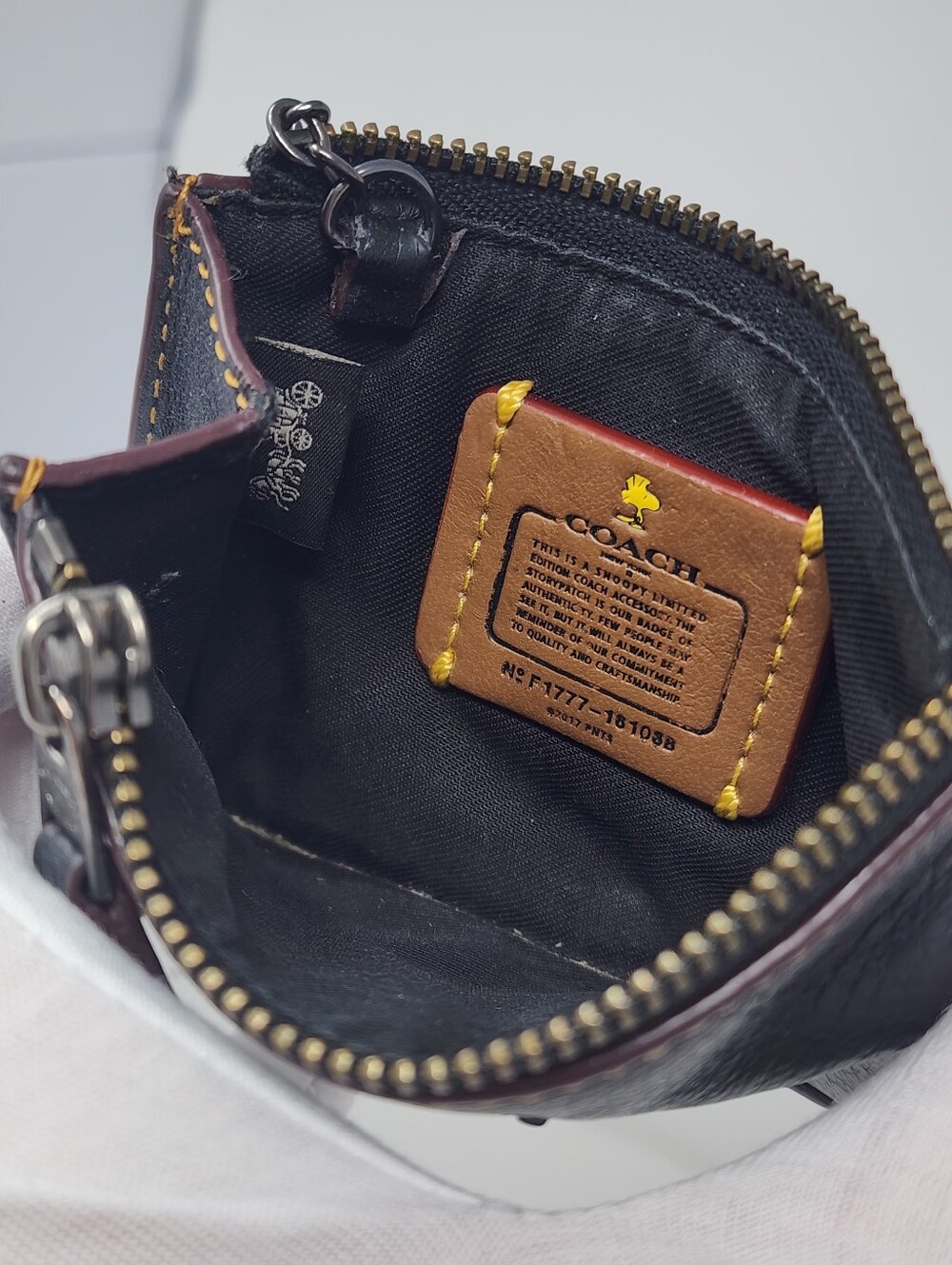 Coach & Snoopy Limited Edition Card Case. - Picture 3 of 10